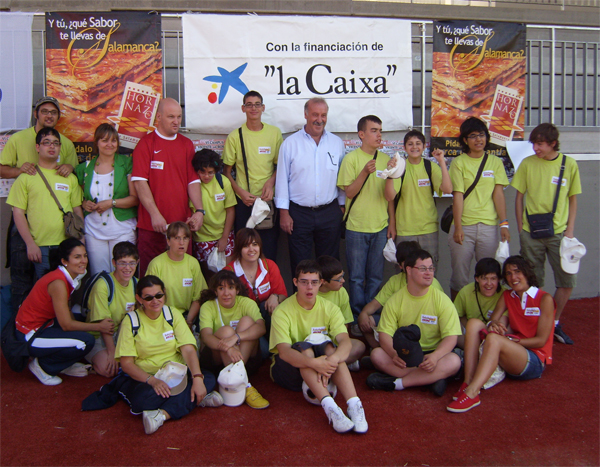 Vicente del Bosque y Gozo Merino posan con los jóvenes de Aviva.